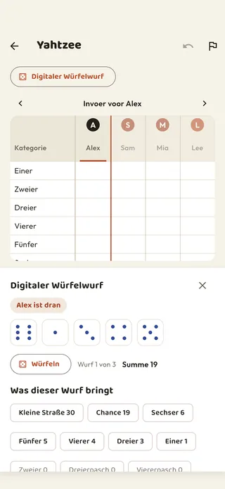Ein Yahtzee-Punktezettel für zwei, mit geöffnetem Würfelbrett