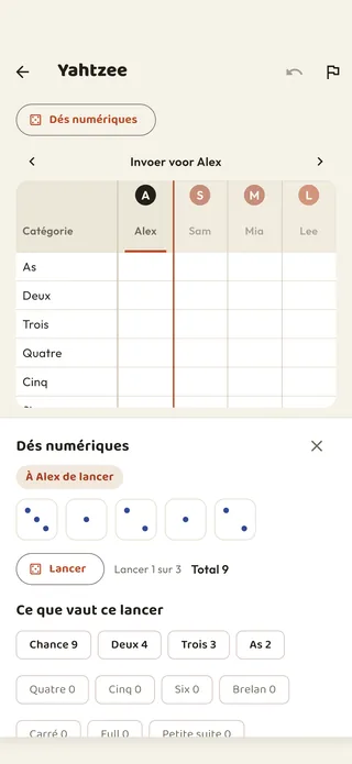 Une feuille de Yahtzee pour deux joueurs, avec les dés ouverts